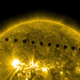 Secuencia de imágenes que muestran el tránsito de Venus por delante del Sol.